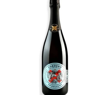 Cordero Con Piel de Lobo Blanco de Blancas 750ml El Cordero Con Piel de Lobo Blanco de Blancas 750ml es un vino blanco argentino producido por la reconocida bodega Mosquita Muerta Wines, ubicada en Mendoza. Este vino forma parte de una línea que se caracteriza por su estilo moderno, atractivo y accesible, ideal para quienes buscan un vino fresco y expresivo. Varietal y elaboración Este espumante dulce está elaborado a partir de un blend de uvas blancas, que puede incluir varietales como Torrontés, Chardonnay, Moscatel y Pedro Ximénez. Si bien la composición puede variar según la añada, lo que se mantiene constante es su perfil aromático vibrante y su marcada frescura. El vino se produce mediante el método Charmat, que permite preservar los aromas frutales y florales gracias a una segunda fermentación en tanques de acero inoxidable a baja temperatura. Este proceso le otorga una burbuja fina y persistente, perfecta para realzar su carácter dulce y frutado.